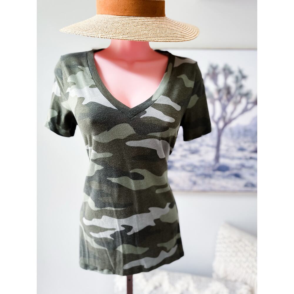 Victoria’s Secret Pink Coffee Runs + Gym days casual camo cutie V-neck tee - Picture 3 of 3
